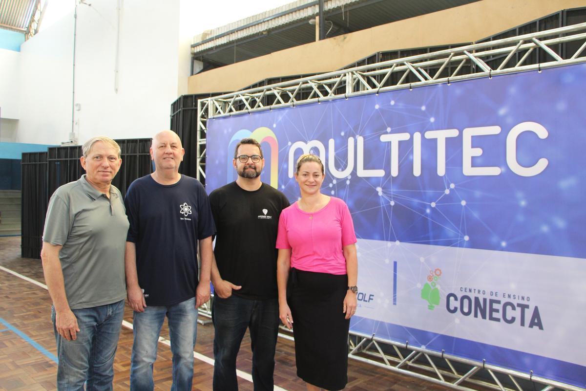 Paulo Renato Dapper, diretor; Cleitor Konrad, coordenador do Curso Técnico de Química; Diego de Lacerda Freitas, professor do Técnico em Química; e Shirlei Wagner Loeser, Orientadora Educacional