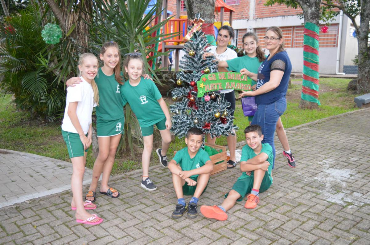 Pais e crianças do Grupo Mate Amargo enfeitaram sua árvore na quarta-feira