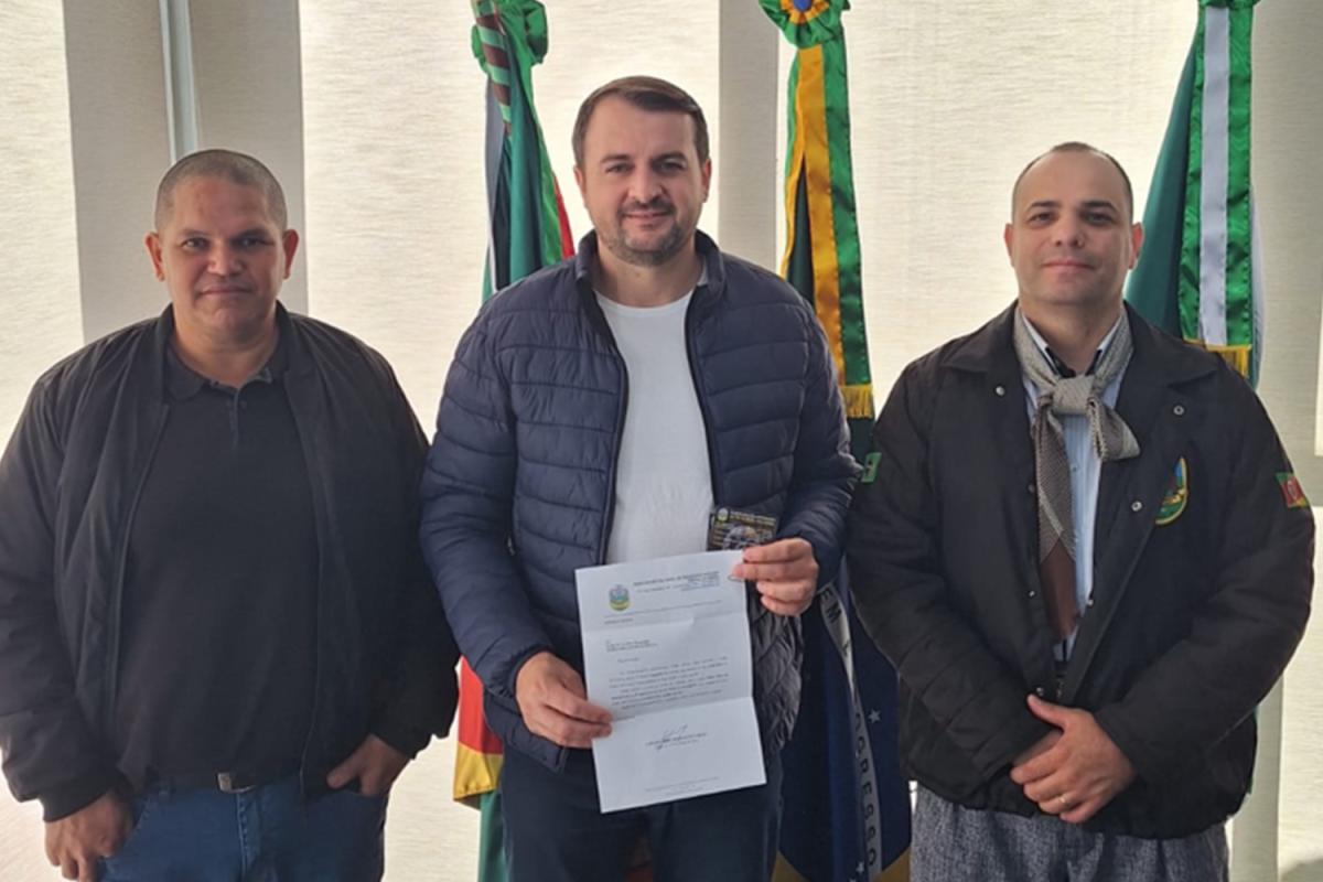 Peralta, prefeito Jerri e patrão Farias (Foto: Divulgação / PMDI)
