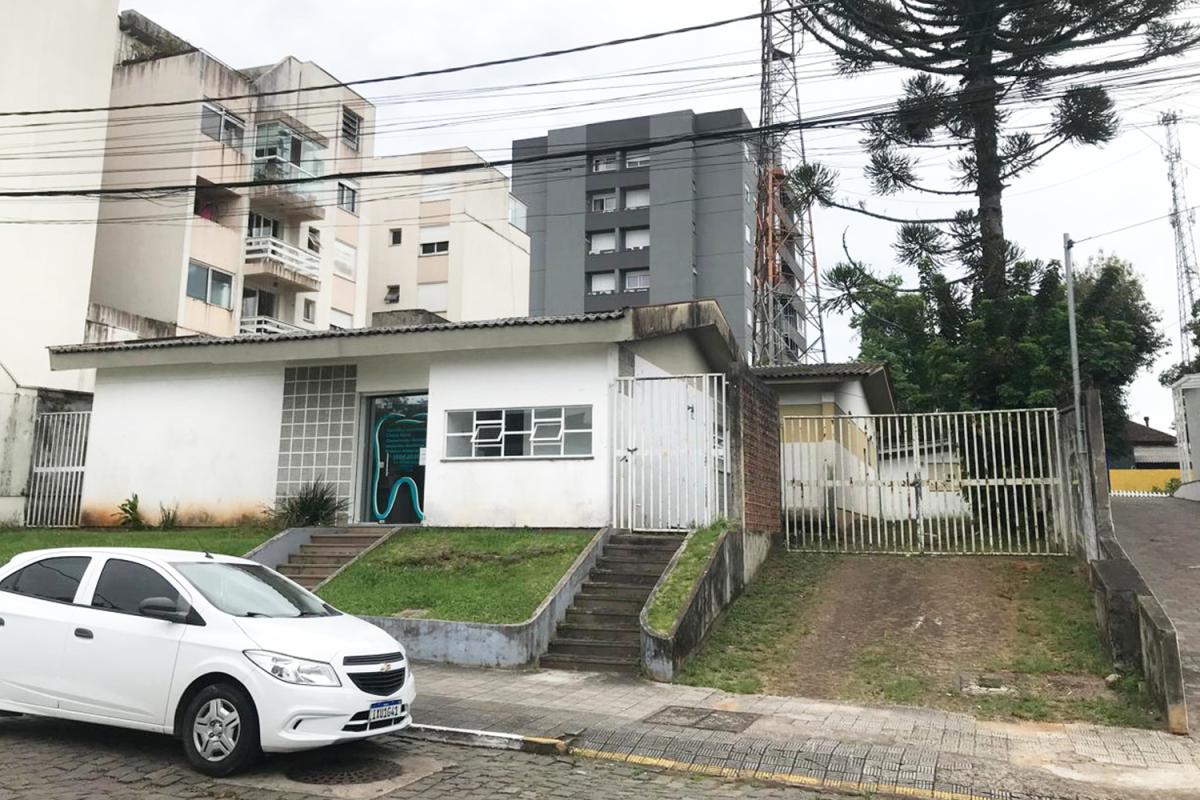 Imóvel fica na Avenida São Miguel e o valor mínimo beira R$ 1,7 milhão