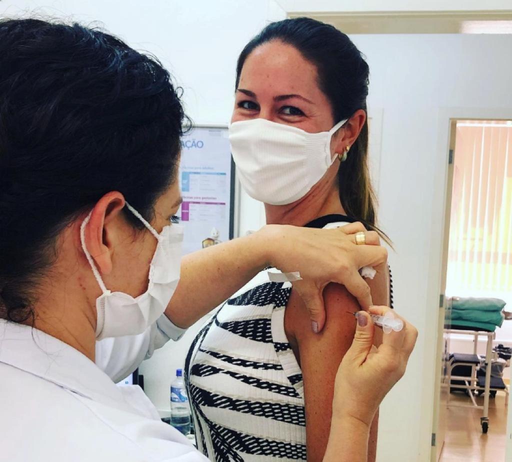 Dentista Daniela Broilo recebeu a primeira dose da vacina na terça (Divulgação / PMDI)