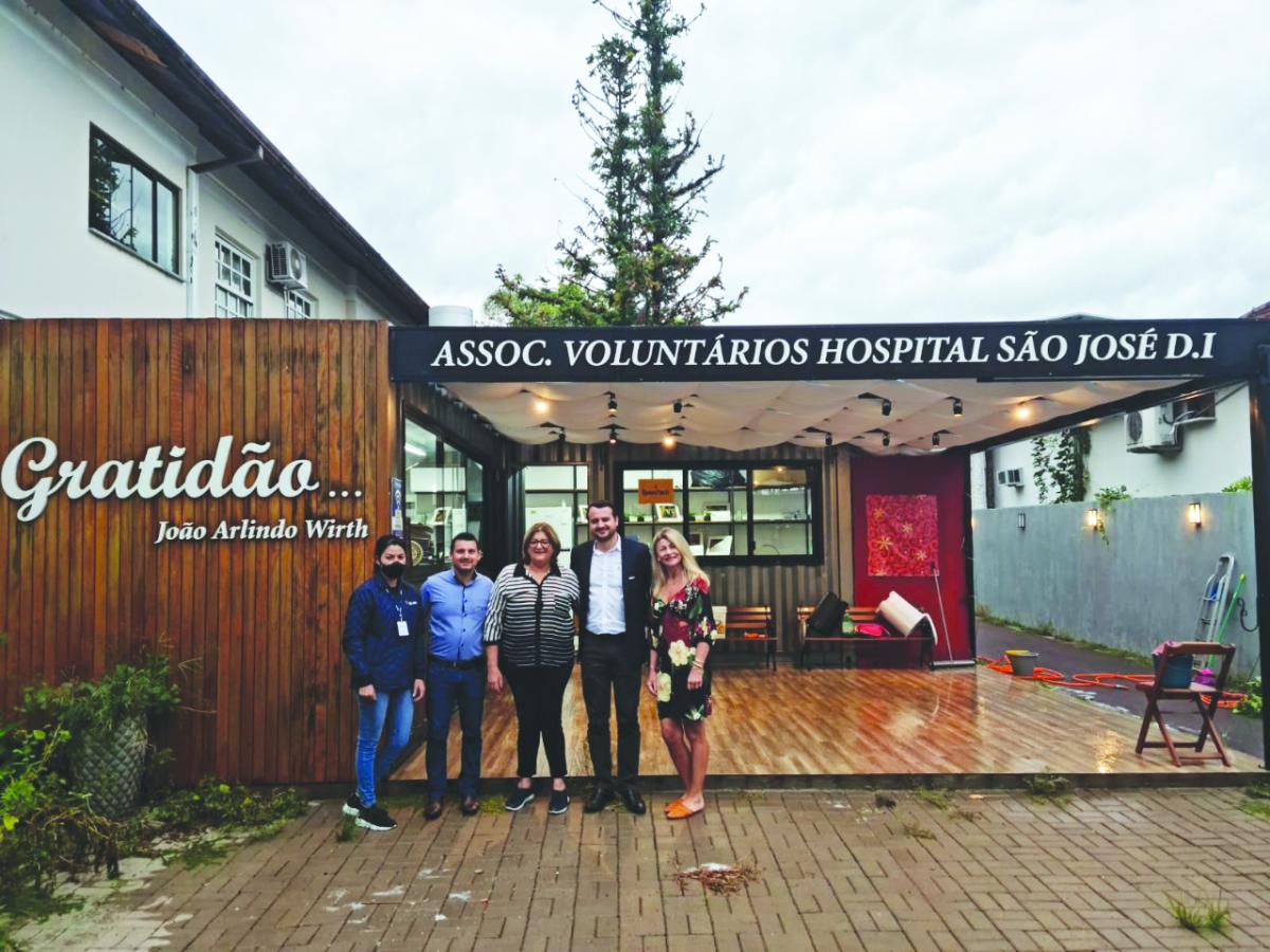Luciane Alves Pinto e Fábio, da Rede de Farmácias São João, com a presidente Neusa, o prefeito Jerri Meneghetti e a voluntária Liane