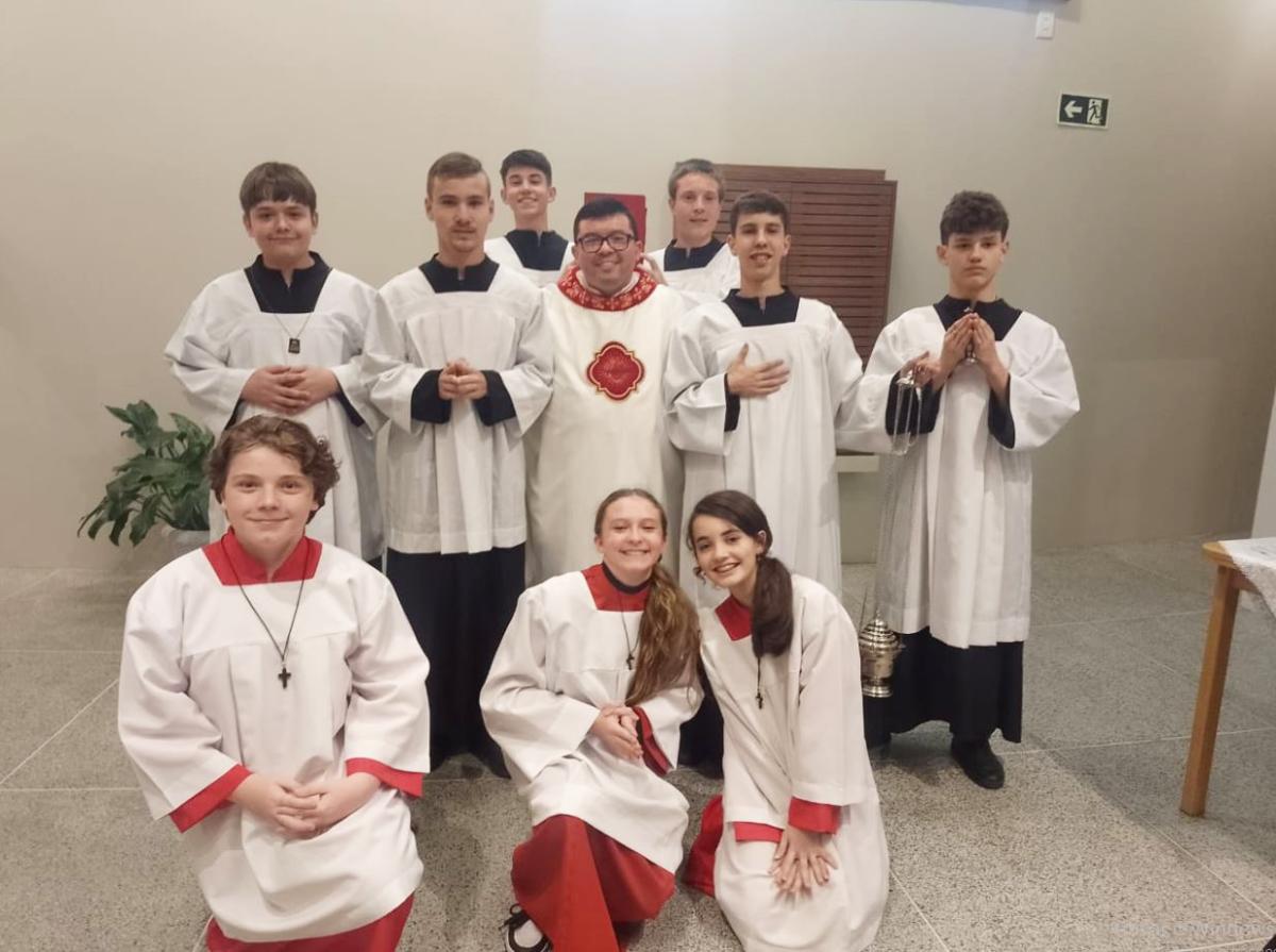 Padre Alex com alguns Coroinhas (vermelho) e Acólitos (preto) da Paróquia de Dois Irmãos