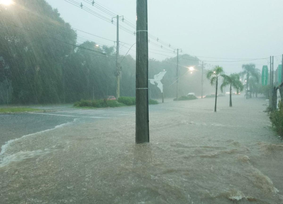 Chuvas do fim de semana alagaram vários pontos da cidade. Na foto acima, a Av. Irineu Becker na tarde de sábado; abaixo, trecho da Av. São Miguel 