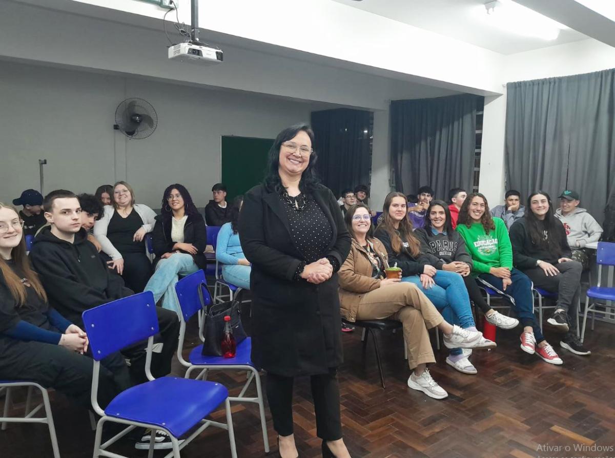 Psicóloga Carla Nath Simões com estudantes do noturno