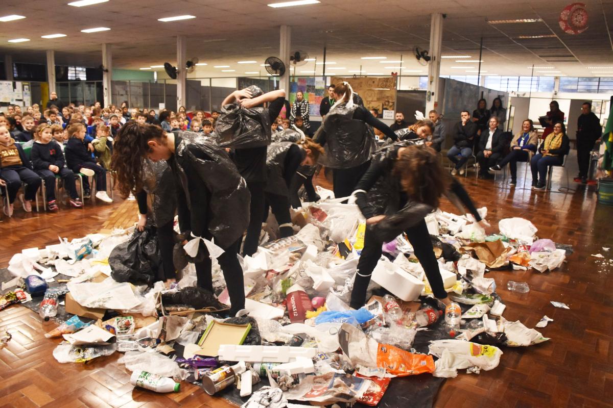 Integrantes da oficina de dança do Global fizeram uma apresentação impactante 