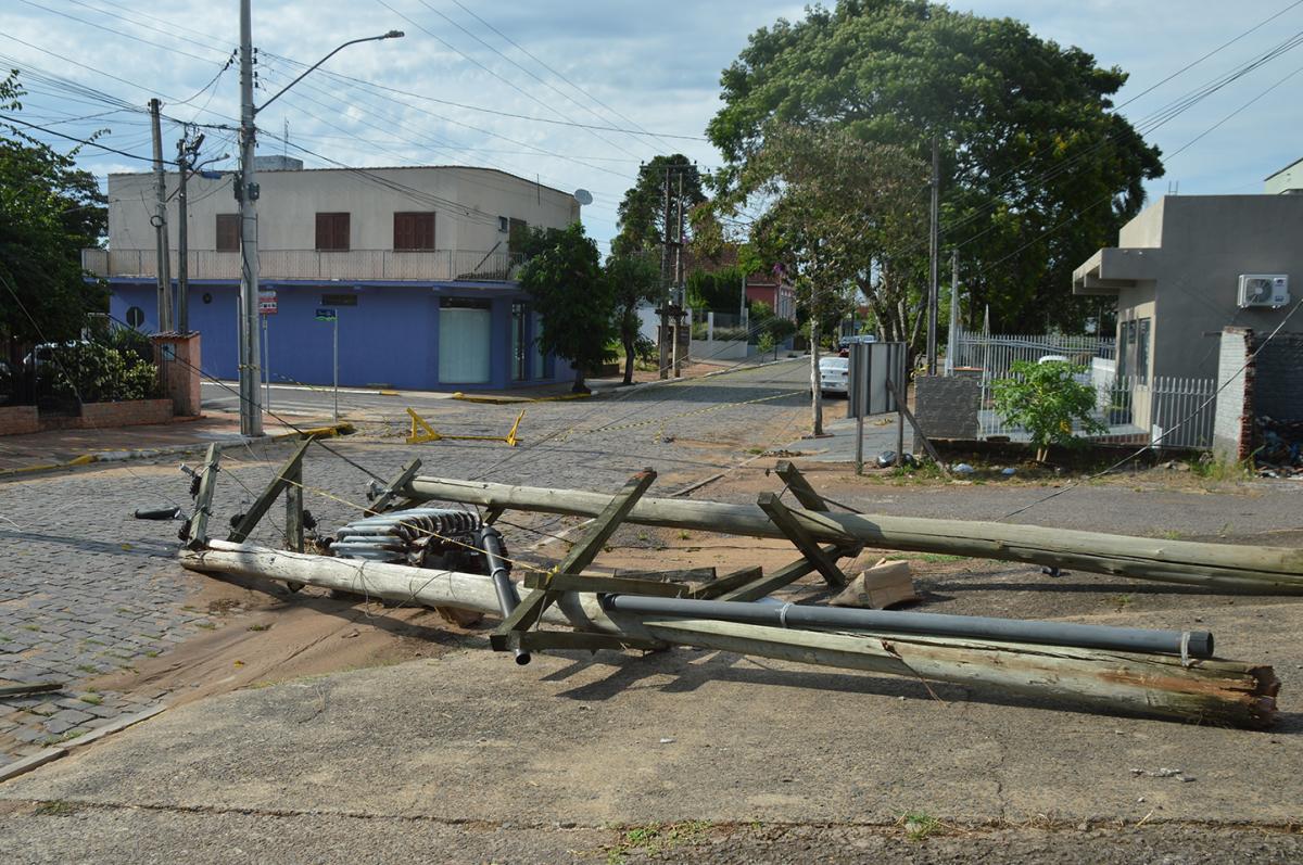 Poste caído interrompeu o trânsito na Avenida São Miguel, próximo ao Museu Histórico