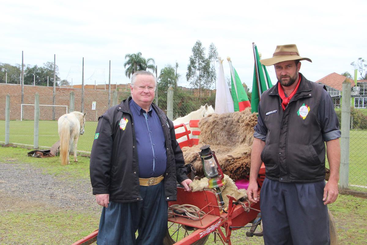 Coordenador da 30ª RT, Carlos Moser, com Ismael Wingert, da ACTG Portal da Serra, capataz da Guarda de Honra de 2024