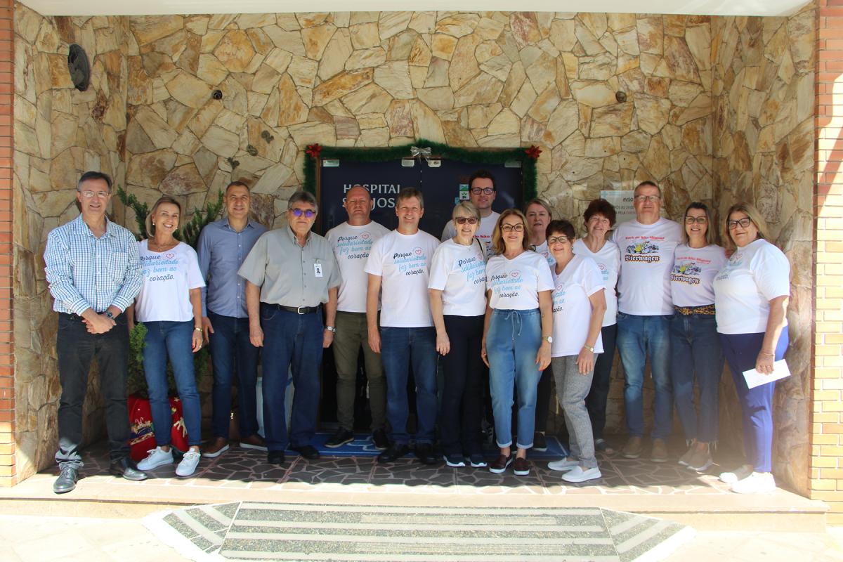 Voluntários com representantes do hospital e do Bierwagen