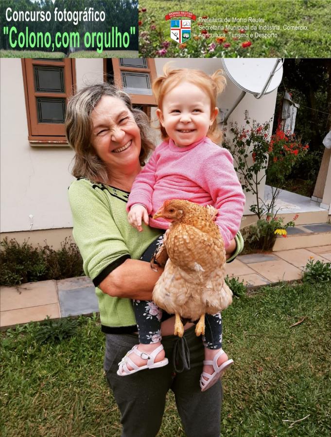 “Agricultora Helga e sua netinha Maria Lívia, e uma de suas galinhas”. (Walachai)