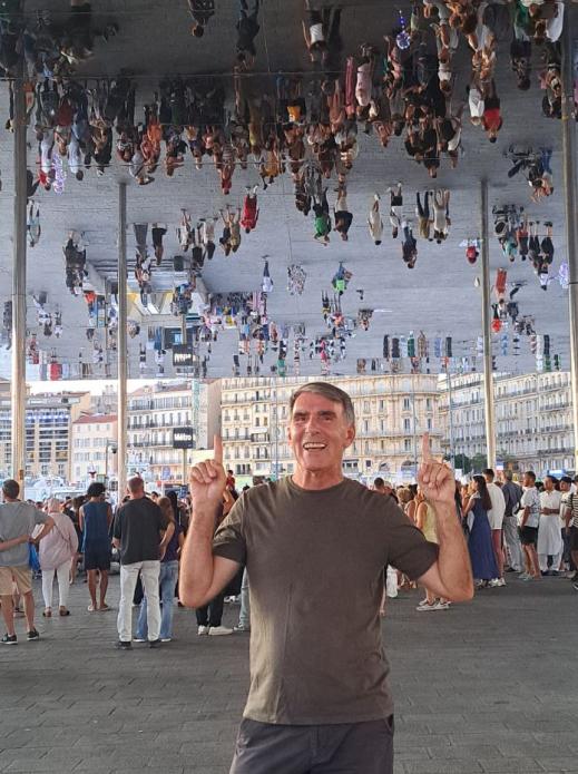 A Casa de Sombra é um enorme espelho por baixo do qual se passa. Fica no porto antigo de Marselha. Vire a foto e veja. O efeito é incrível. E ao vivo é lindo.