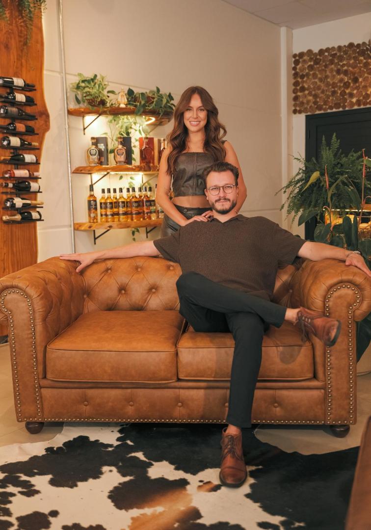 A Casa Dom Nicolau, comandada pelos sócios Nicolas Rafael e Nicole Weber, trabalha com mobiliário em couro e madeira, além de vinhos e destilados premium