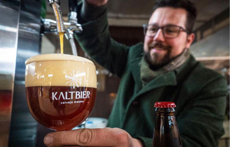 A cerveja de sabor caramelo e rapadura é destaque entre as bebidas