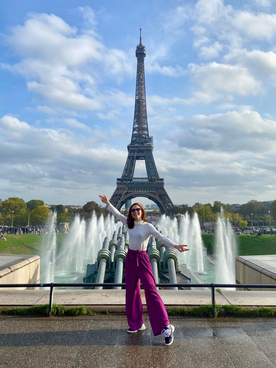 A dois-irmonense Caroline Lessing Vier em frente a Torre Eiffel, em Paris