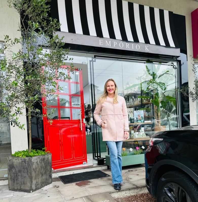 A loja Empório K, da proprietária Ana Paula Kasper, está em novo endereço, agora na Av. Irineu Becker, 51, sala 08, Centro de Dois Irmãos