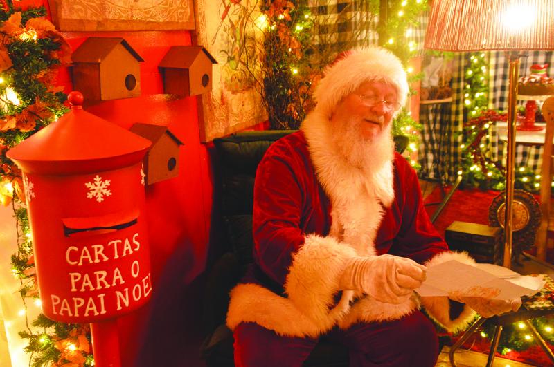 Papai Noel recebe centenas de cartinhas