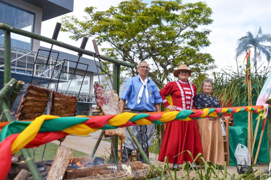 Abertura teve até costelão assado em cima de um caminhão