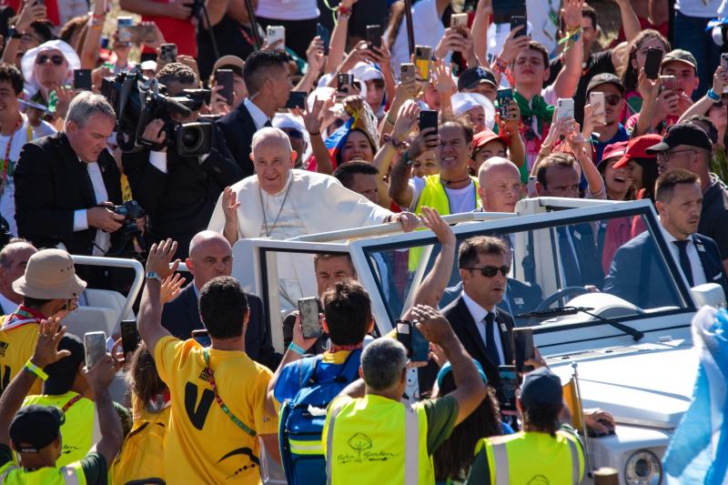 Multidão durante a Cerimônia de Acolhimento, acompanhando a chegada do Papa Francisco (Foto: JMJ Lisboa 2023)