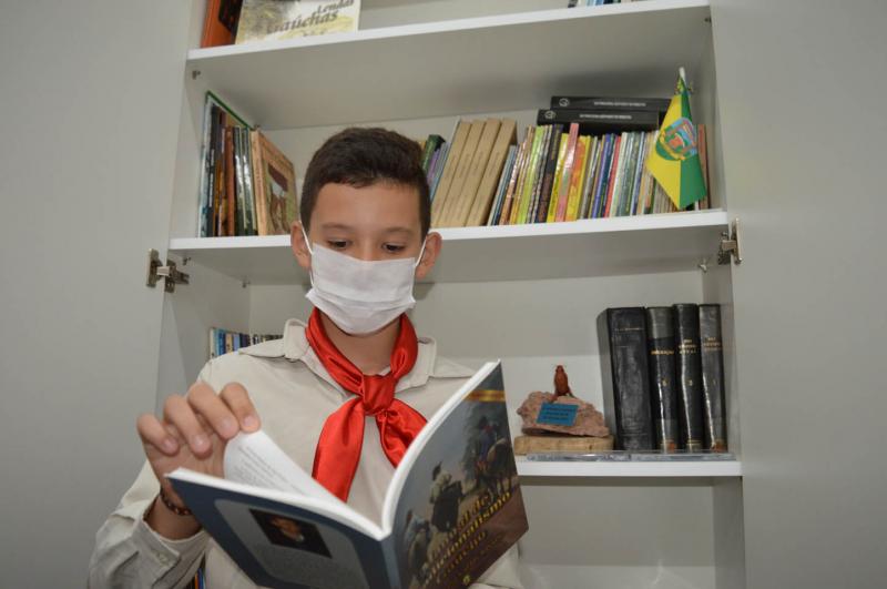 Além das oficinas, entidade criou uma biblioteca, que também será aberta aos munícipes. Na foto, Rodrigo Frohlich Grings, de 11 anos