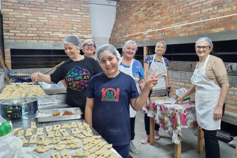 No período das enchentes, ACTG preparou marmitas e lanches para as famílias atingidas (Foto: Divulgação)