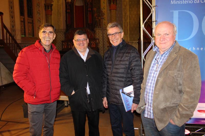 Alan Caldas, Pe. Dirceu Ritter, Ricardo Wirth e Lauri Wendling no lançamento do livro Dois Irmãos: Baumschneis in Bilder