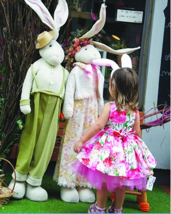 Alice, de 2 anos, se encantou pelo casal de coelhos