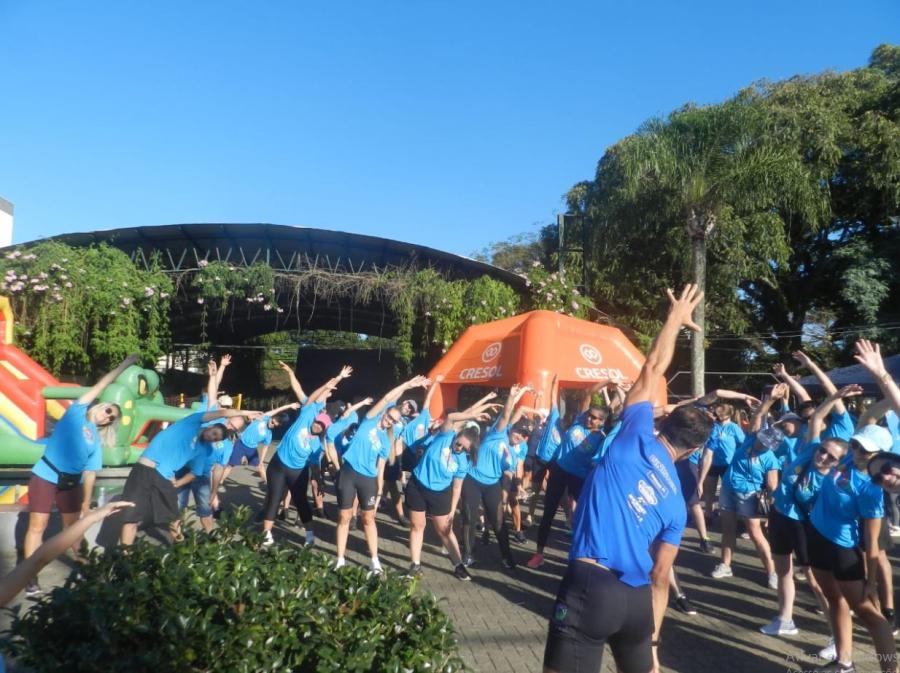 Alongamentos prepararam participantes para a caminhada
