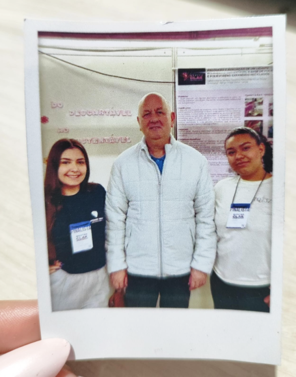 Alunas registram momento com orientador Cleitor em foto Polaroid