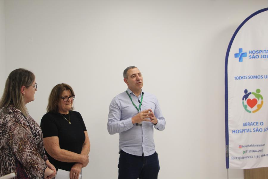 Angela, Neusa e secretário Tavares
