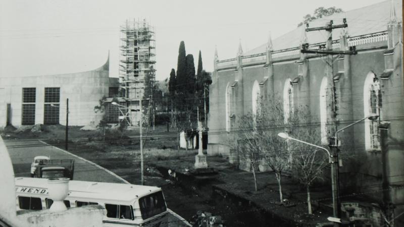 Imagem da época da construção da Igreja Matriz São Miguel (ao fundo)