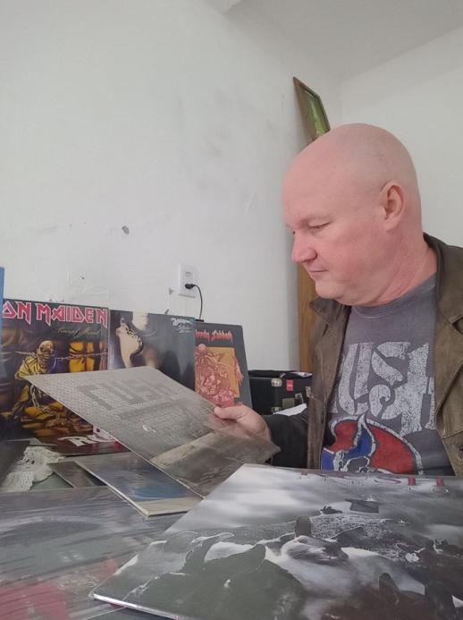 Anton com os discos do Rush, sua banda favorita