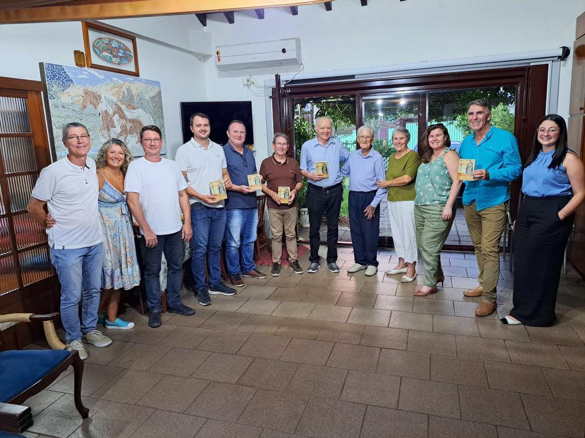 Ele reuniu alguns amigos nesta segunda