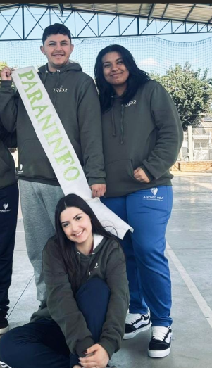As alunas Débora e Raquel com o professor orientador Adrian