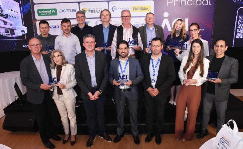 Associados aniversariantes do mês de julho recebem homenagem da ACI
