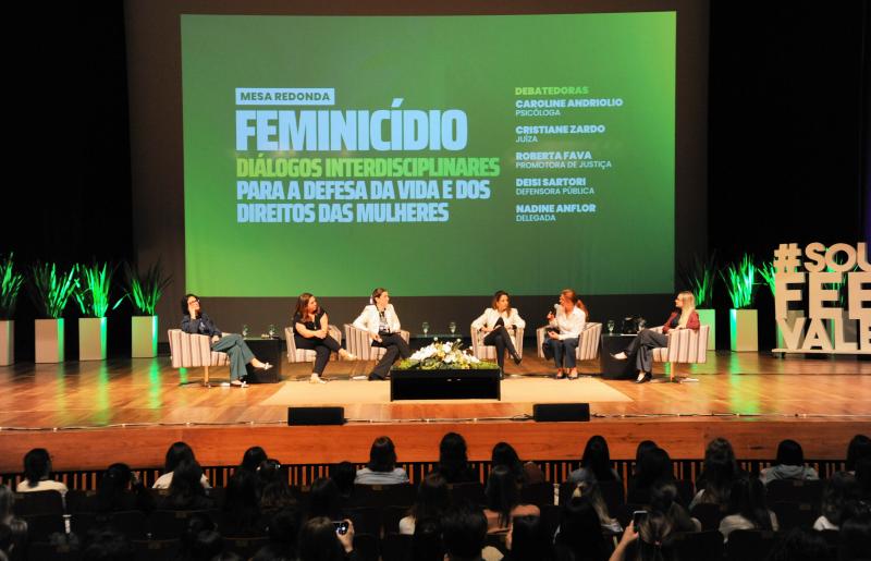 Aula magna da Universidade Feevale mobiliza comunidade acadêmica em debate sobre o feminicídio