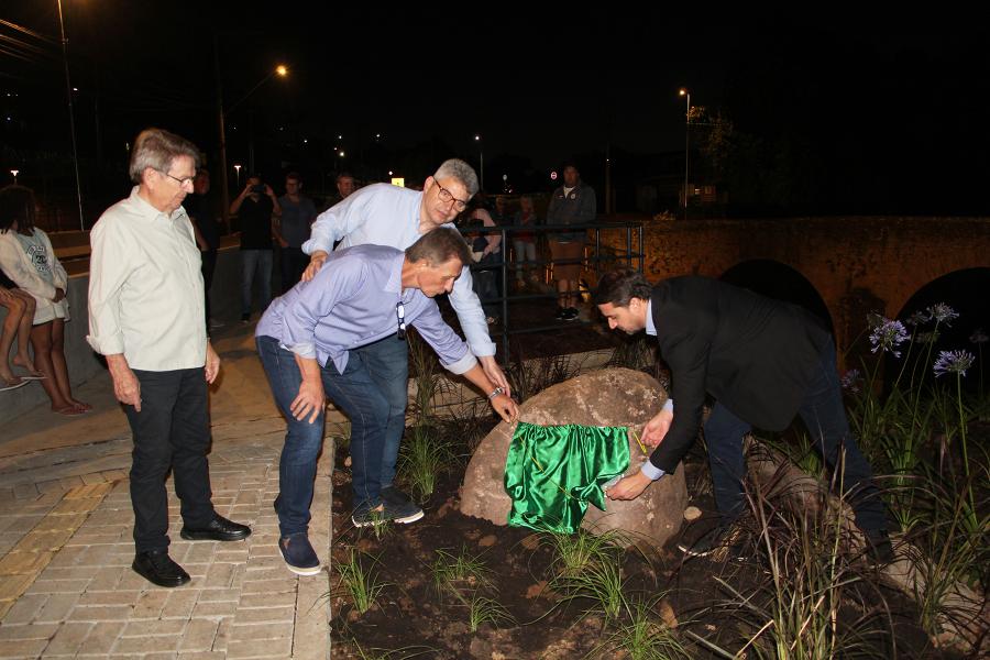 Autoridades descerram a placa inaugural