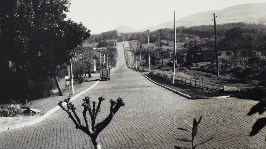 Avenida Irineu Becker, na época em que era de paralelepípedo e tinha poucas construções