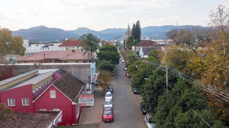 Avenida São Miguel em 2024, ainda com a Antiga Matriz como referência