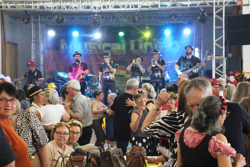 Baile de Kerb da terceira idade cultiva a tradição germânica em Dois Irmãos
