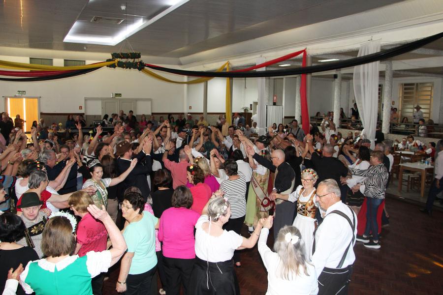 Baile lotou a Sociedade Santa Cecília