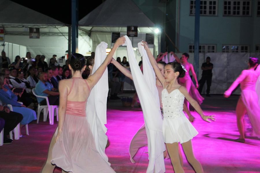 Ballet Fernanda Selbach realizou belíssima apresentação durante a abertura