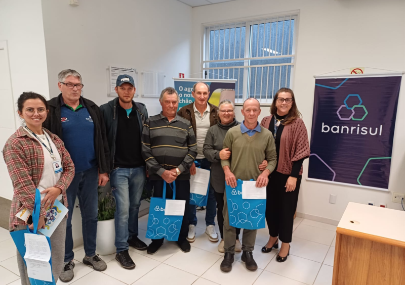 Banrisul de Morro Reuter entrega cartões do Programa Resiliência Climática