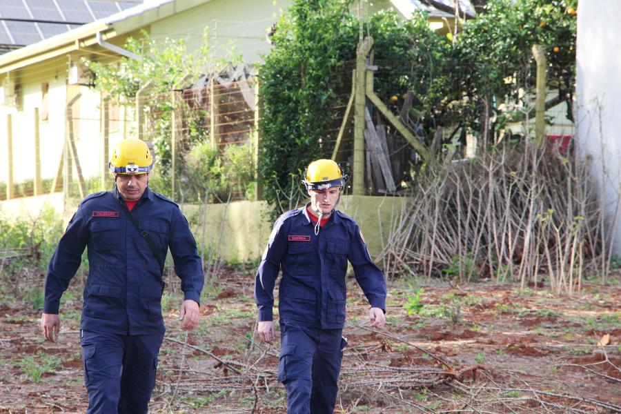 Bombeiros atuam nas buscas