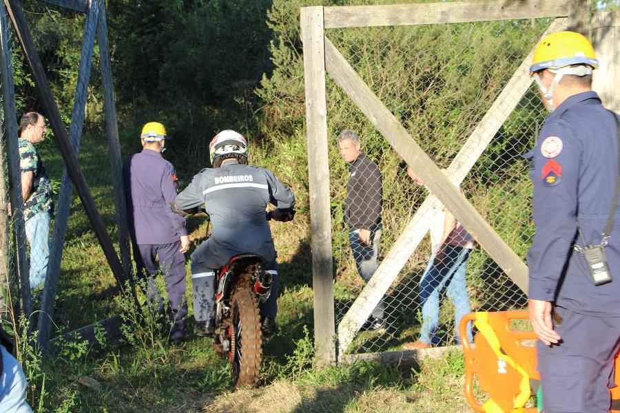 Bombeiros entraram com motos em uma trilha pelo mato