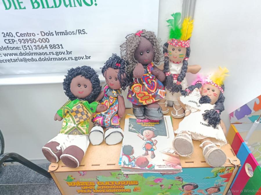 Bonecas representando a diversidade no estande das entidades