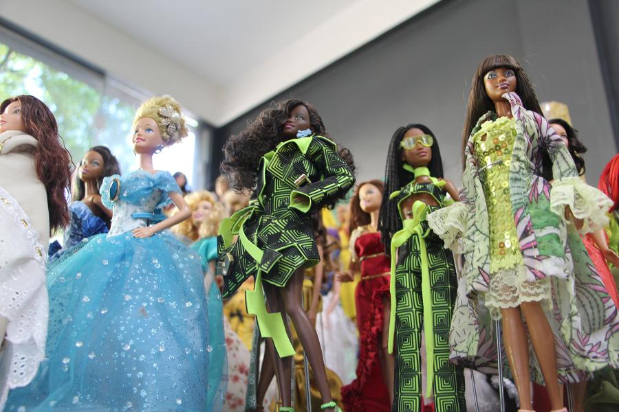 Bonecas são vestidas com roupas feitas à mão