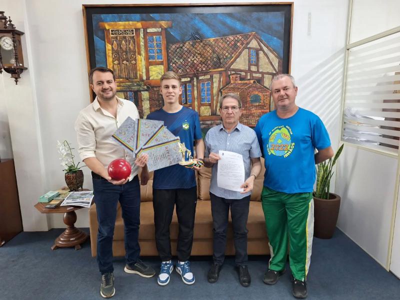 Campeão mundial de bolão é homenageado pela prefeitura de Dois Irmãos