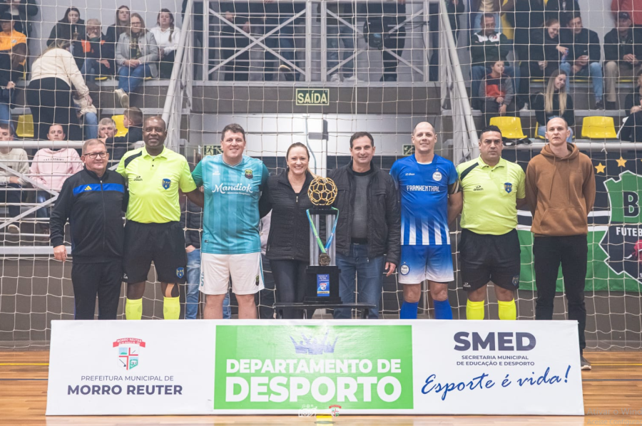 Capitães com a arbitragem e os organizadores