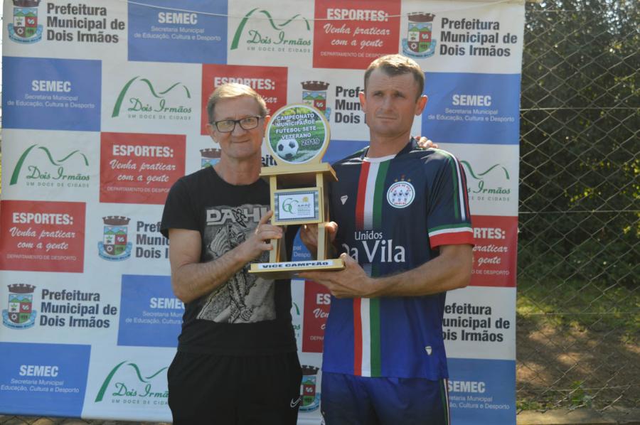 Capitão Cleo recebeu de Elony o troféu de vice-campeão em nome do Unidos da Vila