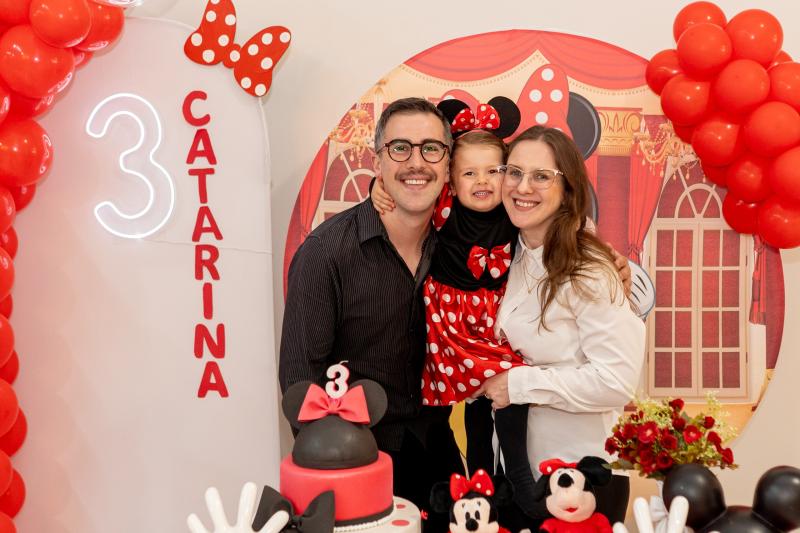 Catarina Hoff Boufleur celebrou 3 anos de vida no dia 5 de outubro, com festa no dia 12. Na foto, com os pais Cristina Hoff e Leonardo Boufleur (Foto: Rafael Feyh)